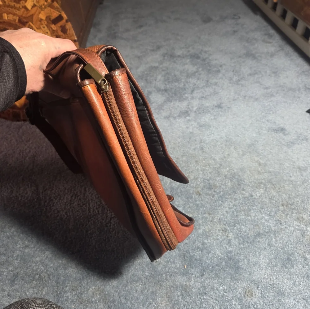Classic Brown Leather Messenger Bag - Unbranded